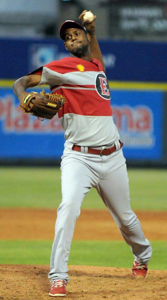Yunior Novoa pitching